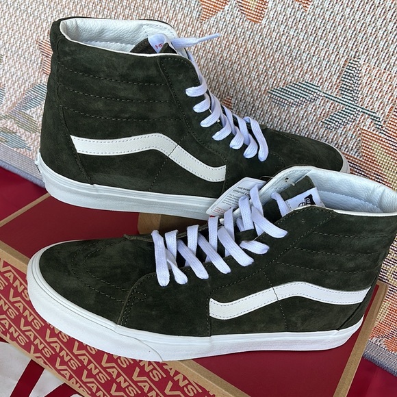 Vans WMNS Sk8-Hi
Pig Suede Grape Leaf
VN0A4BVT50K
Sneakers - Picture 11 of 16